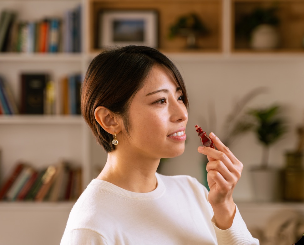 立ち上る香りを深く吸い込む様子