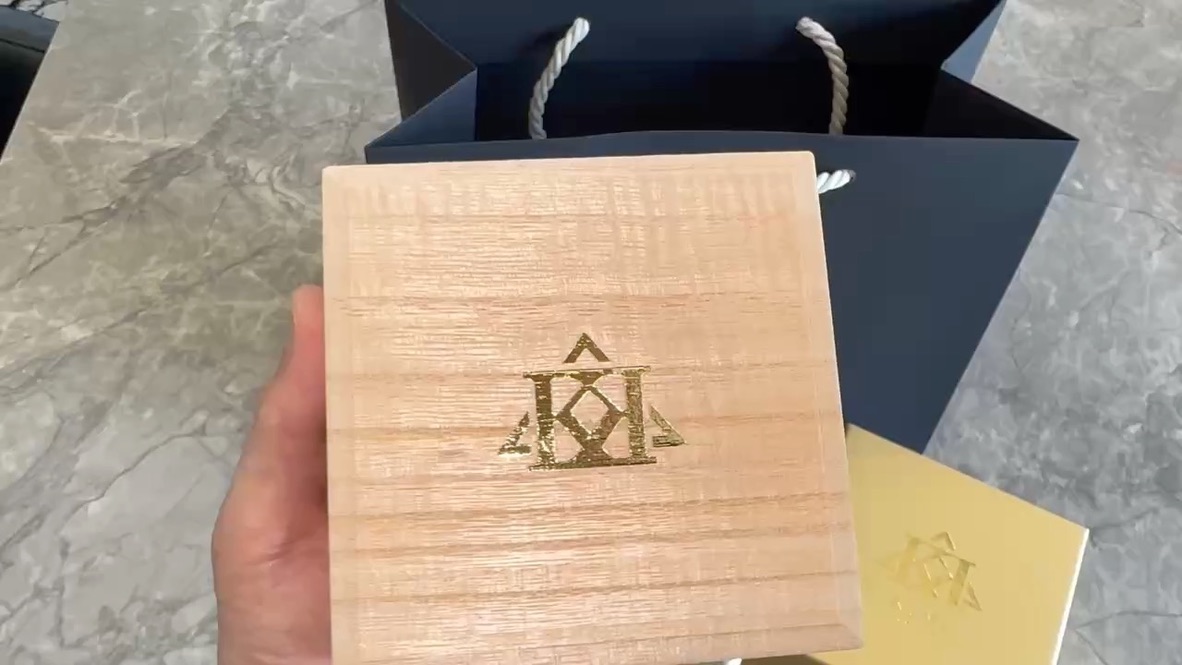 エジプトの神像とともに並ぶ KEMI の製品